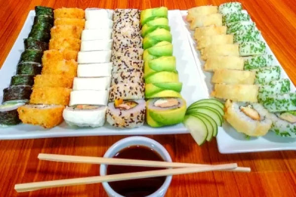 ¡Único y exquisito cupón! 70 piezas de sushi para compartir — Expréss Sushi Delivery